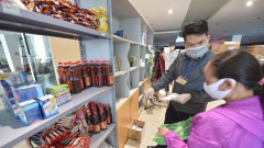 How is the 4th COVID-19 wave impacting consumer spending?