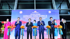 Vietnam Airlines begins regular commercial direct flights to the United States