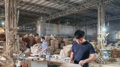 Avoiding imported risky raw wood, the woodcraft village prospered