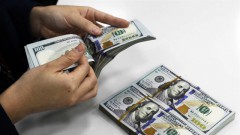 Dollar devalues against đồng, dropping below VNĐ24,000 threshold