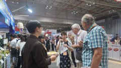 The international buyers promote to purchase Vietnamese goods