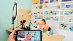 Hanoi businesses riding through headwinds with online sale