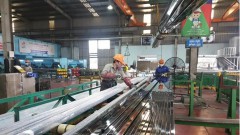 Vietnam boosts industrial production, attracts large-scale projects