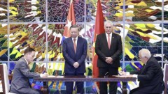 Top leaders of Vietnam, Cuba hold talks in Havana