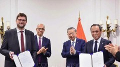 Vietnam creating best conditions for French firms: Top leader