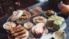 Hanoi cook makes Tet feast tray using