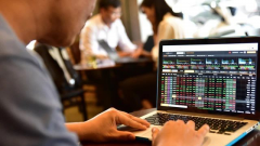 Securities companies: Large firms profit, Small ones lose