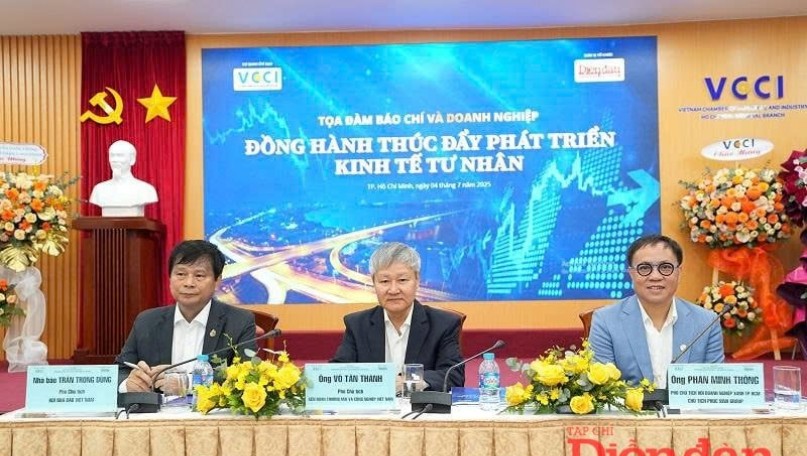Press accompanies businesses to promote private sector development
