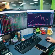 VN-Index moves sideways, which stocks to pick?