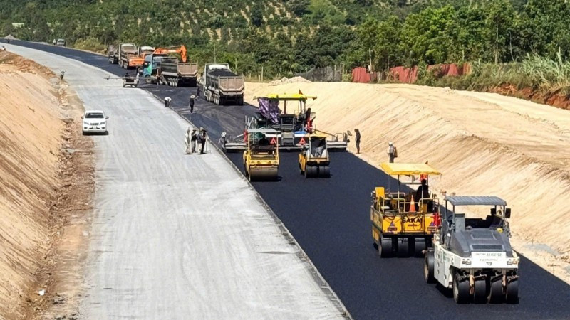 Viet Nam&rsquo;s economy gains momentum, stays on track with targets