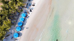 Which beach in Vietnam boasts the Pantone - “color of the year 2026”?