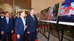 [In Pictures] Party chief visits exhibition showcasing books, photos, achievements of digital transformation in journalism