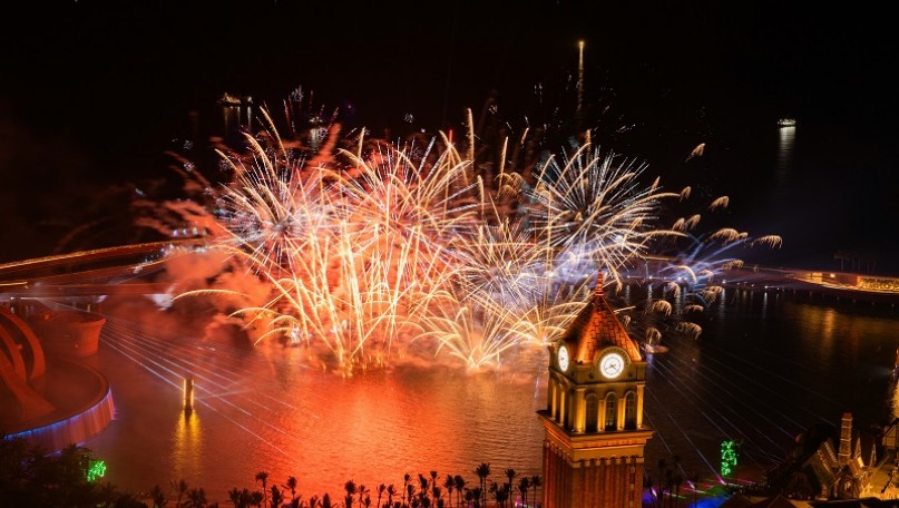 Countdown 2026 at Sunset Town: Three fireworks shows in one night