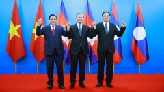 Viet Nam, Laos and Cambodia walk side by side, sharing aspirations for&nbsp;development