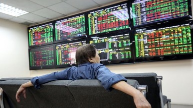 Revenue trends across market sectors on the HoSE