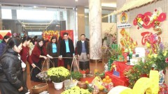Hanoi unions bring warm Tet gifts to support local workers and employees