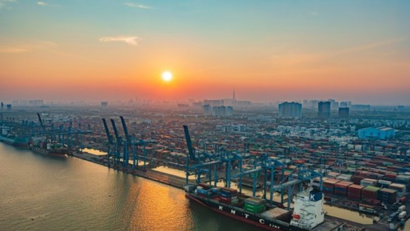 Shaping the identity of global metropolis