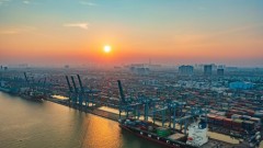 Shaping the identity of global metropolis