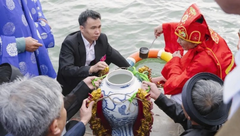 Explore Van Phuc Village’s sacred water rite