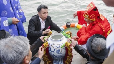 Explore Van Phuc Village’s sacred water rite