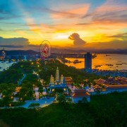 US travel guide suggests exploring Ha Long by cable car and onsen for a weekend getaway 