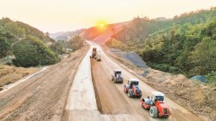 Viet Nam strives to maintain construction of key projects amid fuel price rises