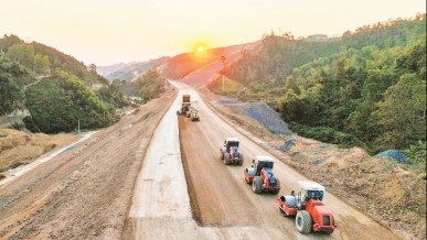 Viet Nam strives to maintain construction of key projects amid fuel price rises