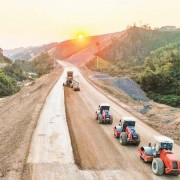 Viet Nam strives to maintain construction of key projects amid fuel price rises