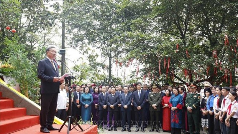 Party General Secretary and State President To Lam met and talked with people at the Hung Kings Temple