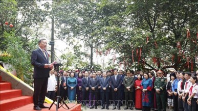 Party General Secretary and State President To Lam met and talked with people at the Hung Kings Temple