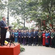 Party General Secretary and State President To Lam met and talked with people at the Hung Kings Temple