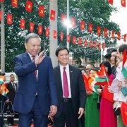 Party General Secretary, State President To Lam meets with Vietnamese community in India