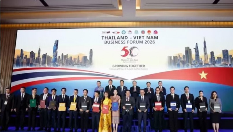 Top leader attends Viet Nam-Thailand business forum in Bangkok