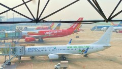 Are aviation stocks moving against the market?