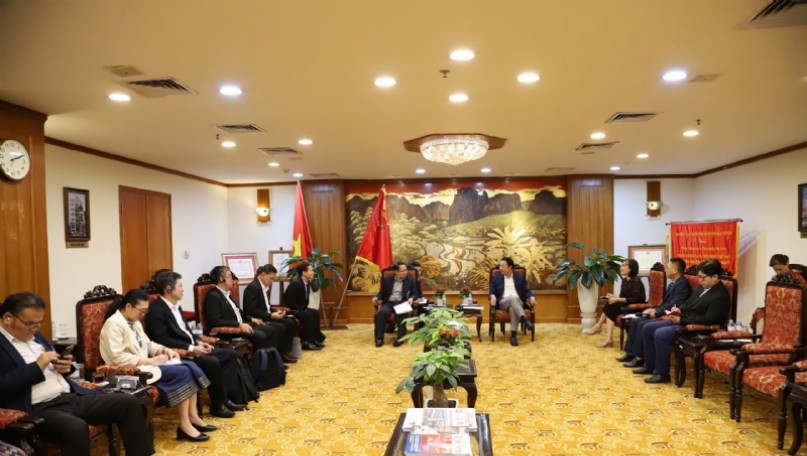 Vietnam, Laos Exchange Experience on Private Sector Development and High-Quality FDI