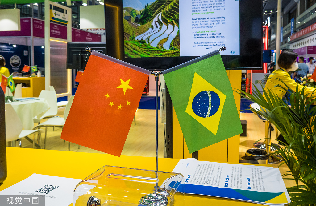 The flags of China and Brazil at the booth of Brazil at the 24th China Hi-Tech Fair in Shenzhen, Guangdong province on Nov 15, 2022. [Photo/VCG]