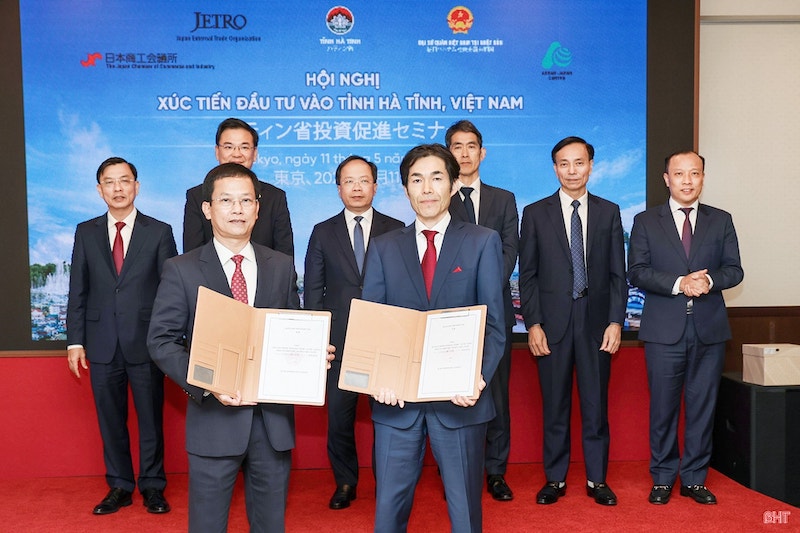 Delegates witness the signing ceremony of a Memorandum of Understanding (MoU) between the Ha Tinh Department of Finance and Japan&rsquo;s ICM COM Group. (Photo: Ha Tinh Newspaper)