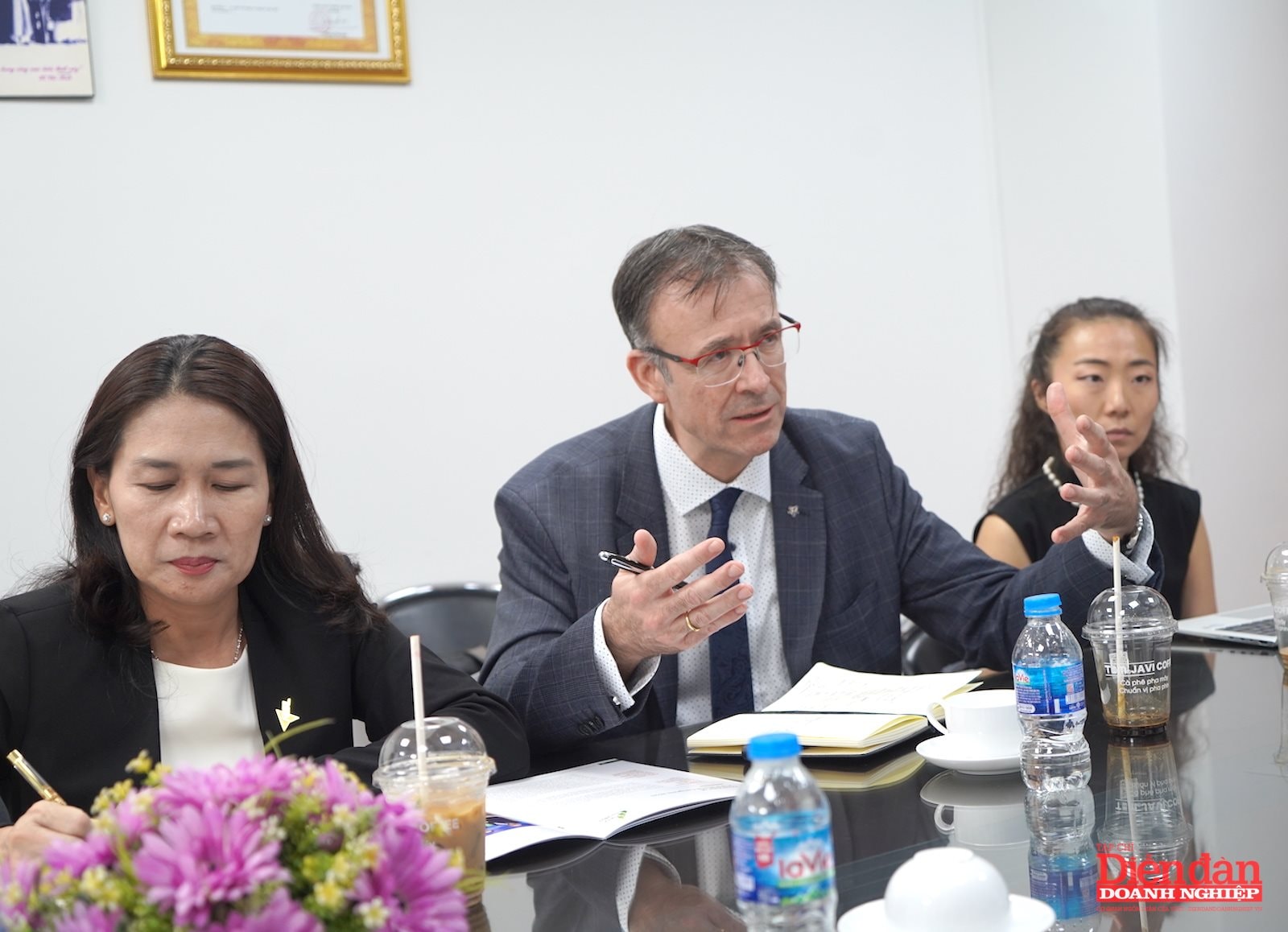 Mr. Stéphane Graber, Director General of FIATA, affirmed that meeting with VCCI was a crucial part of the delegation's visit to Ho Chi Minh City.